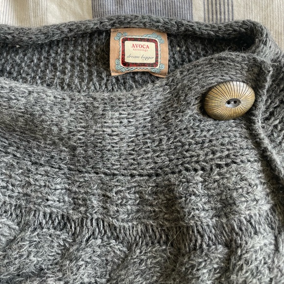 Avoca small poncho/shrug - Picture 1 of 4